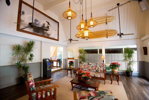 a living room with a couch and a table at Pacific Marina Inn Airport in Honolulu
