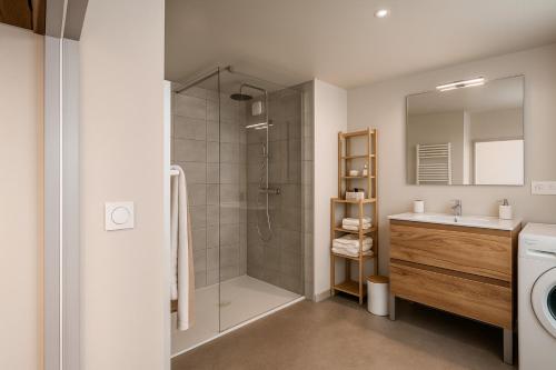 a bathroom with a shower and a sink at Smartstay - Vue panoramique sur Lyon et la saone in Fourvière