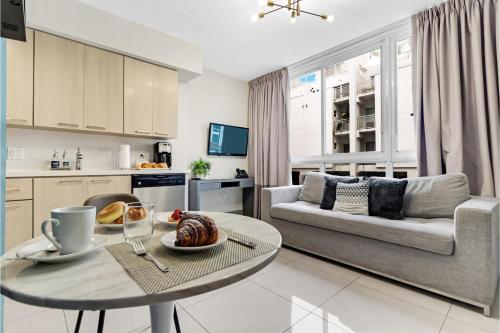 Una cocina o zona de cocina en Roami at Habitat Brickell