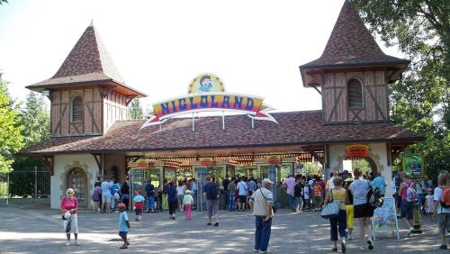 a crowd of people in a ride at a amusement park at Studio de charme, au calme dans le vieux Chaumont in Chaumont