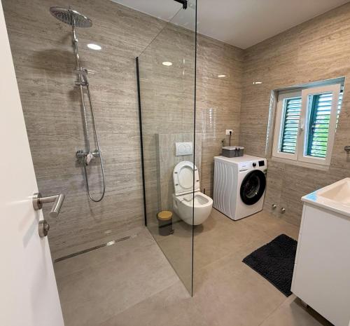 une salle de bain avec une douche avec des toilettes et un lavabo dans l'établissement True Apartment Jure - FREE Boat Trip for 7 or more Nights!, à Biograd na Moru