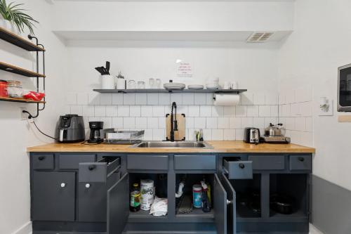 Kuchyň nebo kuchyňský kout v ubytování Walkable Paseo 2br Cozy & Budget Friendly #22b