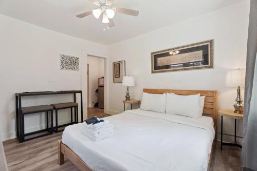 Postel nebo postele na pokoji v ubytování Walkable Paseo 2br Cozy & Budget Friendly #22b