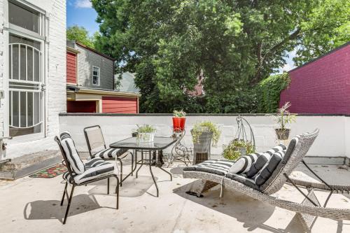 Kawasan patio atau luaran di Walkable Apt in York St Historic District