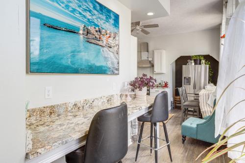 Ruang duduk di Walkable Apt in York St Historic District