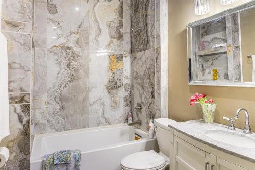 Bilik mandi di Walkable Apt in York St Historic District