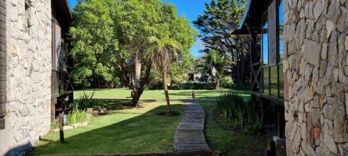 a walkway between two buildings with a yard at Complejo Aramis Chapadmalal in Chapadmalal