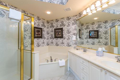 Koupelna v ubytování St. Simons Grand #303