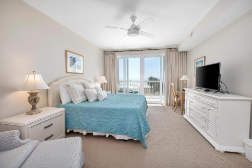 Una cama o camas en una habitación de St. Simons Grand #226