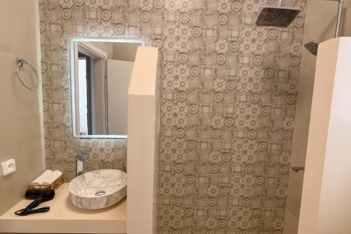 a bathroom with a sink and a mirror at Aqualis in Adamas