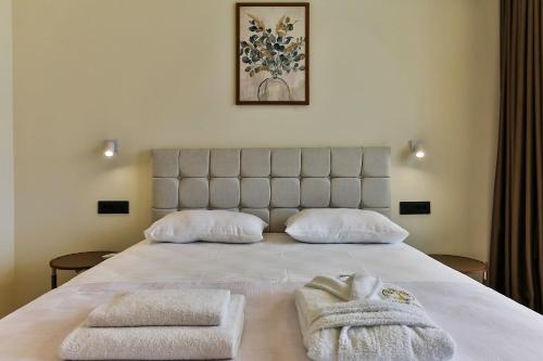 Una cama o camas en una habitación de Orange Tree Pool Villas - Sea View and Private Pool
