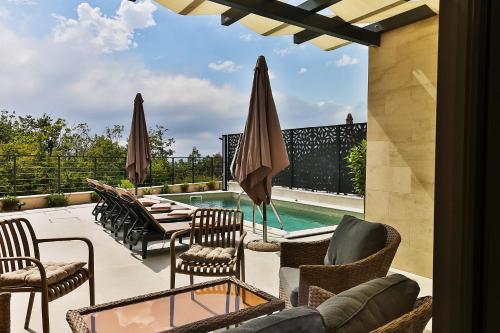 Bazén v ubytování Orange Tree Pool Villas - Sea View and Private Pool nebo v jeho okolí