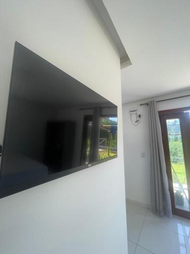 Televisyen dan/atau pusat hiburan di Chalé Caetá - Borogodó - BG