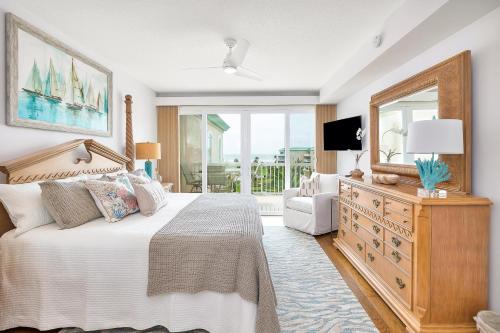 Una cama o camas en una habitación de St. Simons Grand #319