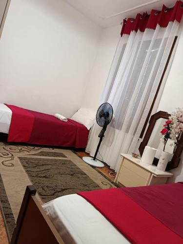 梅斯特Stay Venice Station的一间卧室配有一张床和一张带风扇的书桌