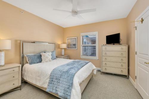 Ένα ή περισσότερα κρεβάτια σε δωμάτιο στο St. Simons Grand #323
