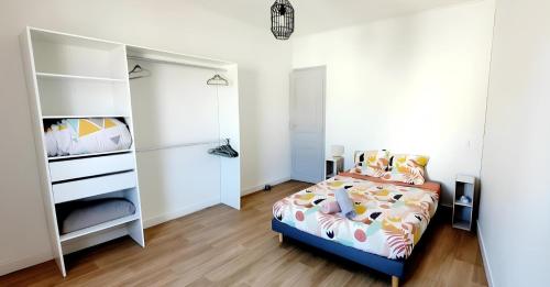Ένα ή περισσότερα κρεβάτια σε δωμάτιο στο Logement spacieux