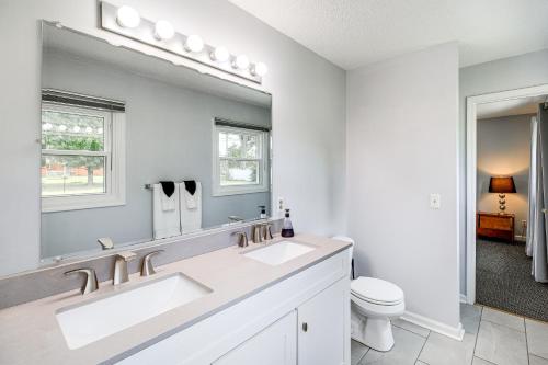 Ένα μπάνιο στο Retreat with Fenced Backyard in Kingsport!