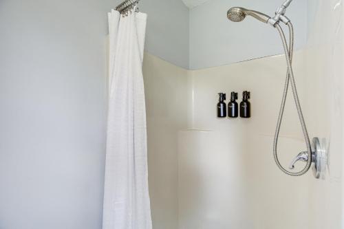 Ένα μπάνιο στο Retreat with Fenced Backyard in Kingsport!
