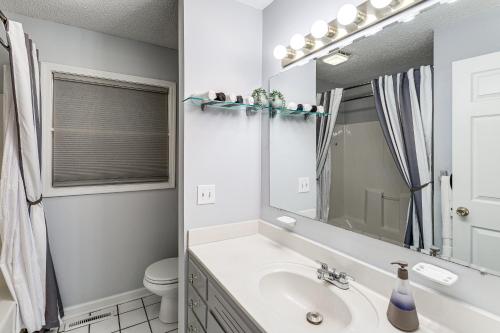 Ένα μπάνιο στο Retreat with Fenced Backyard in Kingsport!