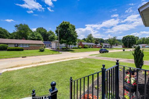 Κήπος έξω από το Retreat with Fenced Backyard in Kingsport!