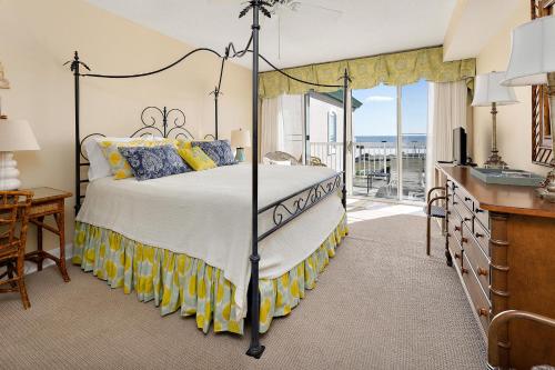 Una cama o camas en una habitación de St. Simons Grand #322
