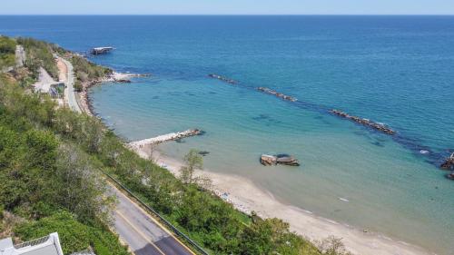 an aerial view of a beach next to the ocean at Costa Trabocchi appartamento sul Mare in Fossacesia