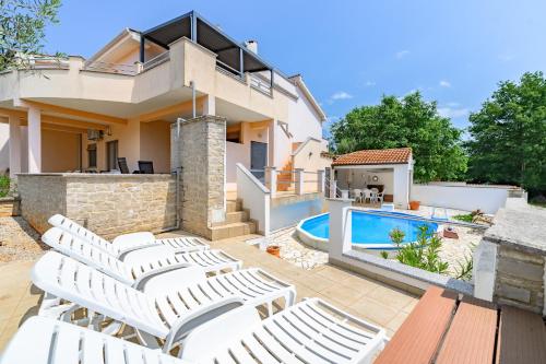 House Monique with pool