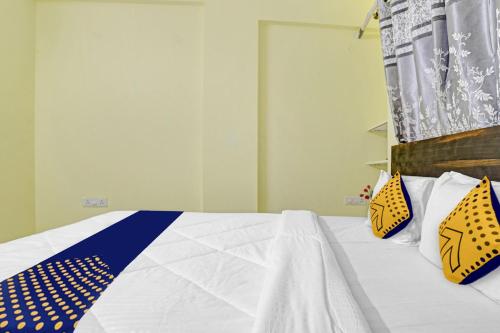 Una cama o camas en una habitación de Hotel O Trinity Inn