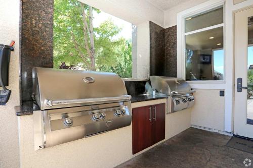Una cocina o zona de cocina en New Luxurious 1BR Apartment Heated Pool Spa & Sauna