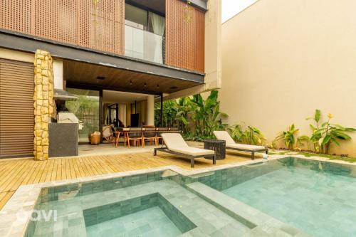 eine Villa mit Swimmingpool und Terrasse in der Unterkunft Casa em condomínio beira mar Serena E1 by Qavi in Barra do Camaragibe