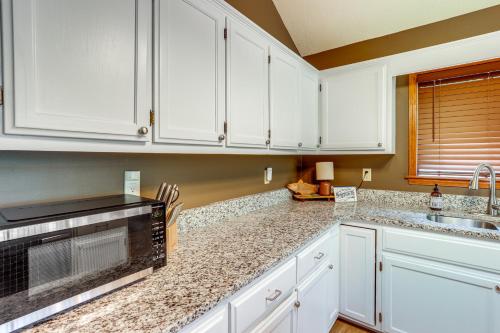 Η κουζίνα ή μικρή κουζίνα στο Steps to White River Cabin Retreat with Dock Access