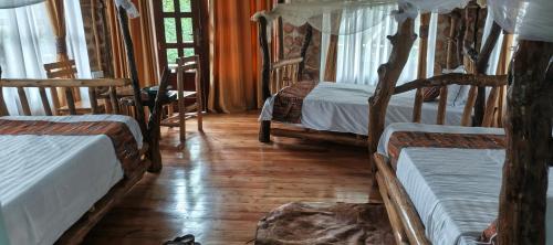 Кровать или кровати в номере Chimpanzee Capital Safari Lodge