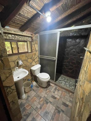 Ένα μπάνιο στο Beautiful house in Guasacate 100 meters from the sea