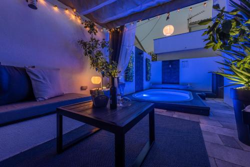 ヴィルにあるTiny Pool Houseのリビングルーム(ソファ、テーブル、バスタブ付)