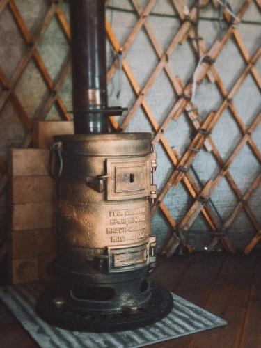an old stove sitting on top of a table at Family Eco Farm Getaway in Ryskulovo