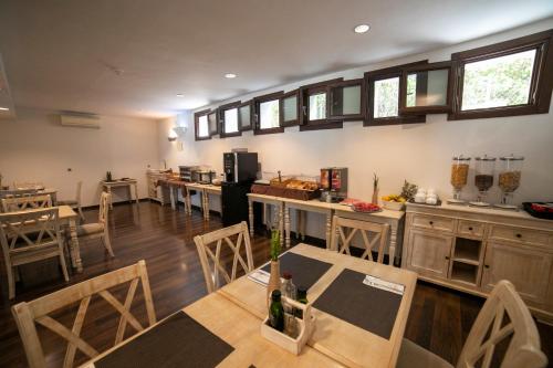 a kitchen and dining room with a table and chairs at Villa Turistica de Bubion in Bubión