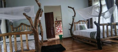 Кровать или кровати в номере Chimpanzee Capital Safari Lodge