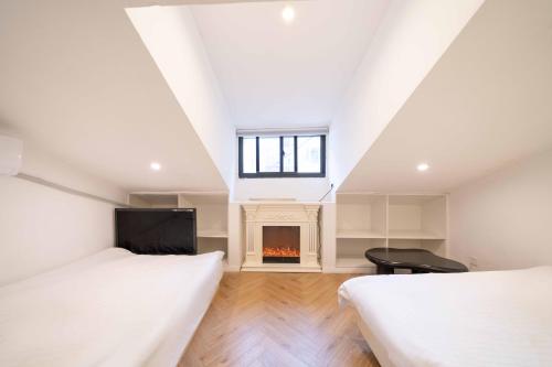 ZHome-Three floors 4 bedrooms - near Nanjing Roadにあるベッド