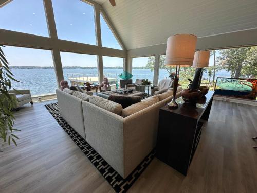 a living room with a couch and a table with a lamp at Driftwood Dreams in Chapin
