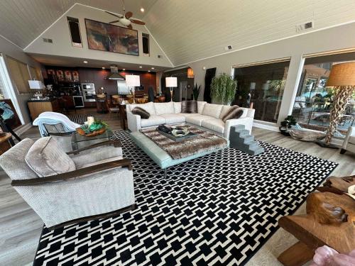 a living room with couches and a rug at Driftwood Dreams in Chapin