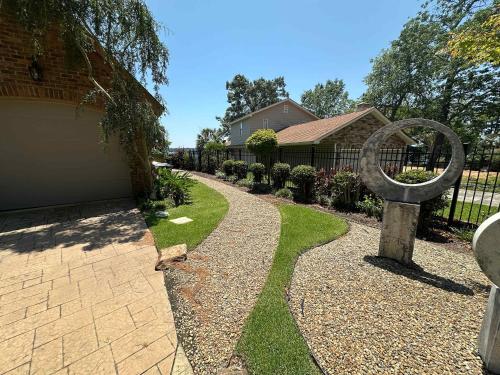 a garden with a fence and a statue of a ring at Driftwood Dreams in Chapin