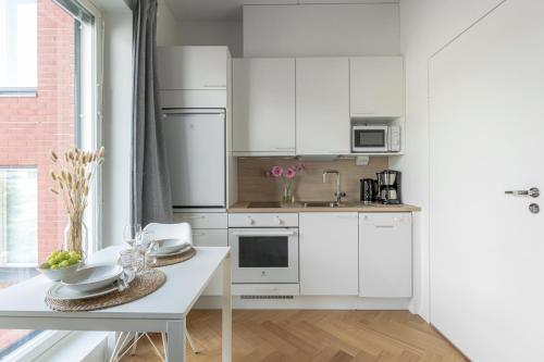 Η κουζίνα ή μικρή κουζίνα στο Come in! "Sonetti 2" Brand new studio in centrum next to the Tampere Metso library!