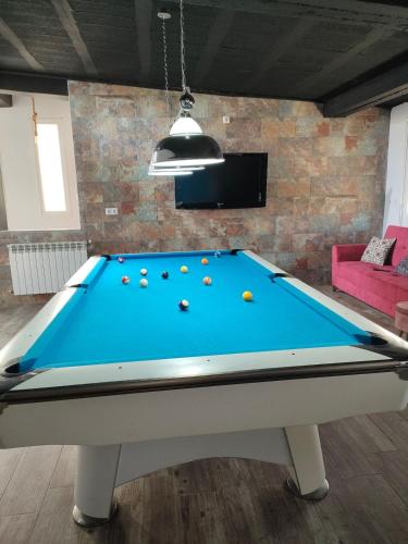 Plaisir de jouer du billard en famille
