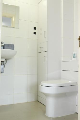 Ένα μπάνιο στο Heathrow Stays Entire House Near Heathrow, Free WiFi, Family-Friendly & Garden