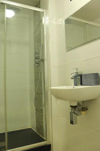 Ένα μπάνιο στο Heathrow Stays Entire House Near Heathrow, Free WiFi, Family-Friendly & Garden