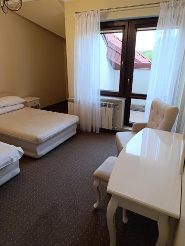 a hotel room with two beds and a window at Villa Roma in Miedzierza