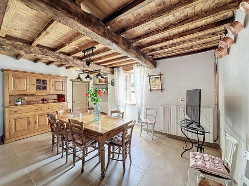 une cuisine et une salle à manger avec une table et des chaises dans l'établissement Ferme Gascone proche Marciac, à Bars