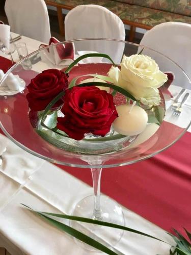a glass plate with three roses on a table at Gostisce Golob in Zgornja Polskava