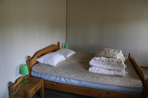 Ein Bett oder Betten in einem Zimmer der Unterkunft Fromhedens Camping